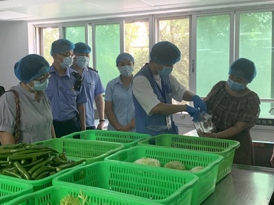 福建廈門:突擊檢查兩家“盒飯大本營”